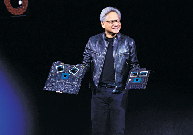 엔비디아의 젠슨 황 CEO가 18일(현지시간) 미국 캘리포니아주 새너제이 SAP센터에서 열린 ‘AI 개발자 콘퍼런스(GTC 2024)’에서 차세대 AI 반도체 ‘블랙웰(B200)’ 등 신제품들을 선보이고 있다.  AFP 연합뉴스