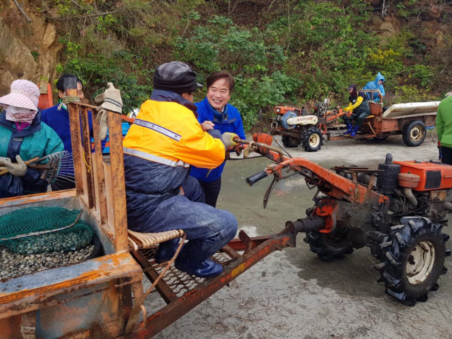 충남 서산·태안에 출마한 조한기 더불어민주당 후보가 지역 유권자를 만나 인사를 하고 있다.  조한기 후보 제공