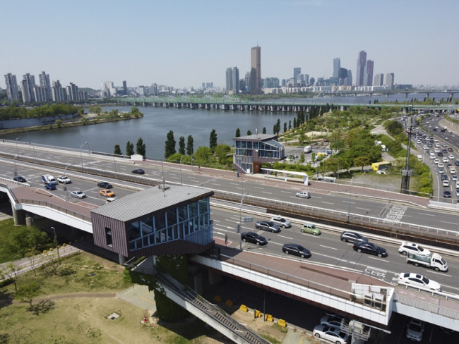 서울 용산구 한강대교 북단에 있는 견우카페(왼쪽)와 직녀카페(오른쪽)에 각각 로컬 브랜드카페와 전망 호텔이 들어선다. 서울시청 제공