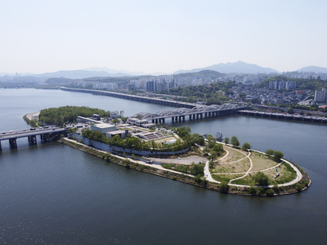 서울 용산구 노들섬과 그 일대를 연결하는 한강대교 전경. 서울시가 야심 차게 추진하는 ‘그레이트 한강’의 중추 역할을 할 것으로 보인다. 서울시청 제공