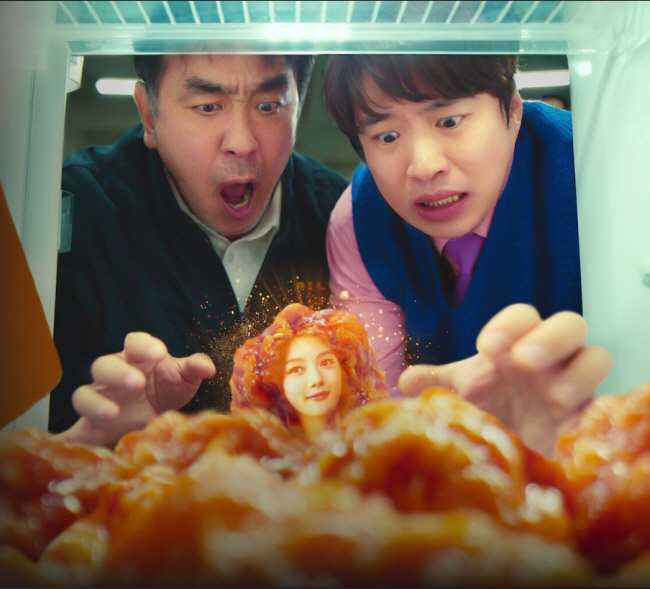 15일 공개된 넷플릭스 ‘닭강정’은 닭강정으로 변해버린 딸을 다시 사람으로 만들기 위해 사력을 다하는 두 남자의 이야기를 다뤘다. ‘극한직업’ ‘멜로가 체질’로 유명한 이병헌 감독 특유의 농담과 B급 정서를 버무린 이 작품에 대한 평가는 분분하다.  넷플릭스 제공