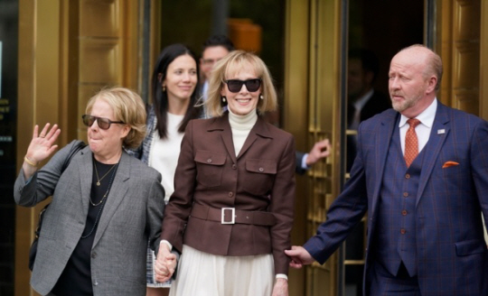 도널드 트럼프 전 미 대통령이 자신이 작가 진 캐럴을 성폭행했다고 보도하는 미 언론들을 상대로 거듭 명예훼손 소송을 제기하고 있다. 사진은 지난해 5월 트럼프 상대 손해배상 소송에서 승리한 캐럴이 웃으면서 뉴욕 연방법원을 나서는 모습. AP 뉴시스