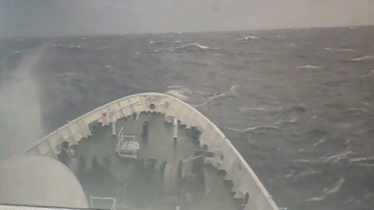 20일 오전 작업 중이던 어선에서 외국인 선원이 추락해 실종된 경북 울릉군 독도 인근 해상에 파도가 높게 일고 있다. 포항해양경찰서 제공