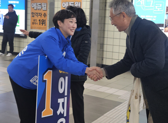 제22대 국회의원 총선거에서 서울 마포갑에 출마한 이지은 더불어민주당 후보가 19일 도화동 지하철 5호선 마포역 내에서 시민과 인사하고 있다.