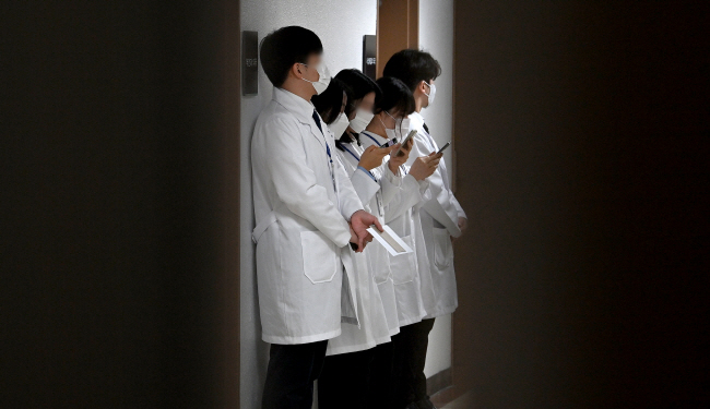 20일 정부의 전국 40개 의대 정원 2000명 증원 배정 발표로 의료계의 반발이 갈수록 확산하고 있는 가운데 이날 오전 서울의 한 대학병원에서 의대 학생들이 실습 교육을 위해 대기하고 있다. 백동현 기자