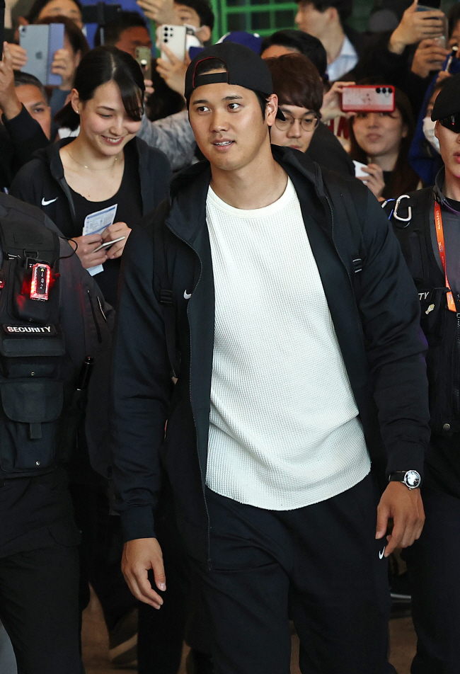 오타니 쇼헤이가 지난 15일 아내 다나카 마미코(27·뒷줄 왼쪽)와 함께 인천국제공항을 통해 입국하고 있다. 연합뉴스