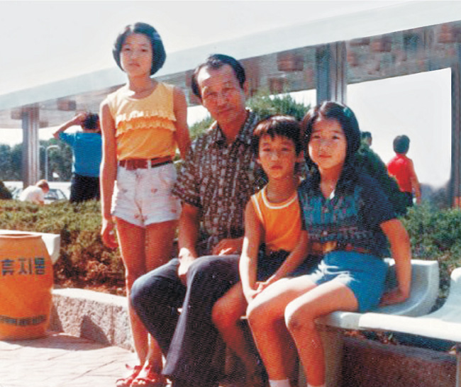 내가 초등학교 5학년 때인 1979년 경기 용인시 자연농원(현 에버랜드)에서 아버지(왼쪽 두 번째)와 함께 찍은 사진. 맨 왼쪽에 내가 서 있고, 아버지 옆이 막내 진영, 그 옆이 둘째 수정.