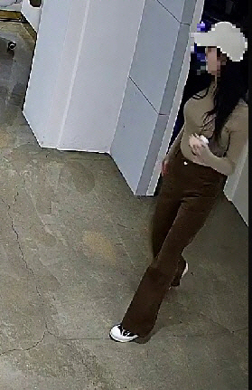 소속사 대표가 자신을 성폭행하려 했다고 주장한 A 씨가 사무실에서 걸어나오는 모습.