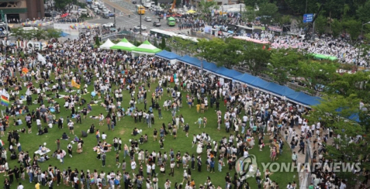 지난 2022년 서울광장에서 퀴어축제와 맞불 집회가 열리고 있다.연합뉴스
