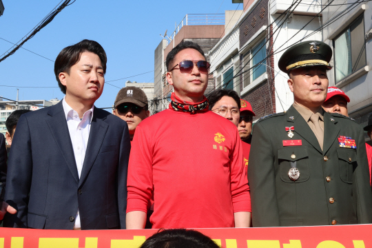 해병대 채모 상병 순직사건 수사 이첩 관련 항명 및 상관명예훼손 혐의로 기소된 박정훈(오른쪽) 전 수사단장이 21일 오전  3차 공판이 열리는 서울 용산구 중앙지역군사법원 앞에서 개혁신당 이준석(왼쪽) 대표, 해병대 예비역들과 함께 기자회견을 하고 있다. 연합뉴스