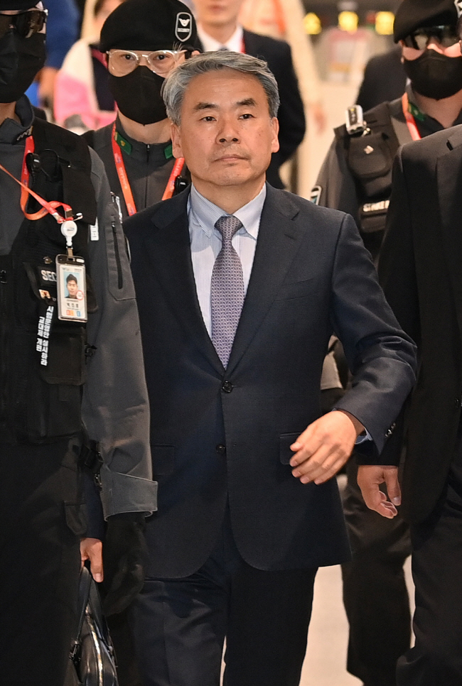 야당으로부터 수사 도중 도피 출국했다는 공격을 받고 있는 이종섭 주호주 대사가 21일 오전 인천국제공항 제1 여객터미널을 통해 귀국하고 있다. 백동현 기자