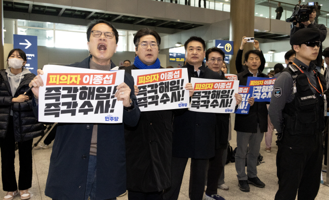 ‘해병대 채모 상병 사망 수사 외압 의혹’으로 수사받는 이종섭 주호주대사가 다음 주 정부 회의 참석을 이유로 21일 오전 귀국하자 박주민(왼쪽) 의원 등 더불어민주당 의원들이 대사직 사퇴를 촉구하며 시위를 벌이고 있다. 백동현 기자