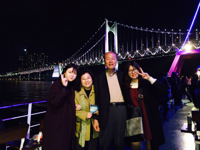 지난 2017년 5명에게 장기를 기증하고 떠난 박용수(당시 68세) 씨가 2015년 11월 아내, 두 딸과 함께 부산 여행에서 찍은 사진. 박 씨 오른쪽이 막내딸 박영림(25) 씨. 박영림 씨 제공