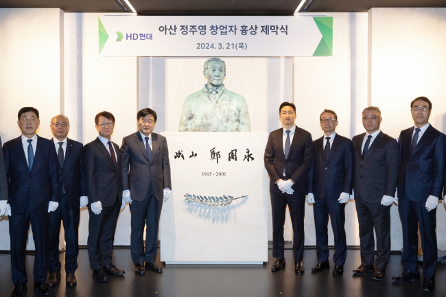 HD현대 권오갑(사진 왼쪽 네 번째) 회장과 정기선(〃 〃 다섯 번째) 부회장이 21일 경기 성남시 HD현대 GRC에서 열린 정주영 창업자 흉상 제막식에 참석하고 있다. HD현대 제공