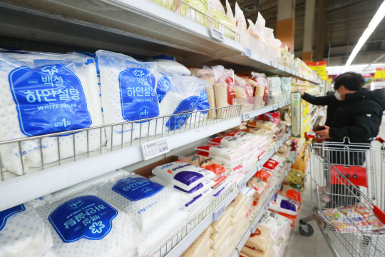 서울 시내 한 대형마트에 진열된 설탕. 연합뉴스