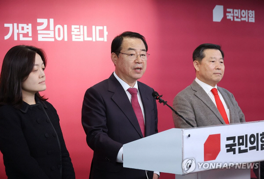 정영환 국민의힘 공천관리위원장이 지난 14일 서울 여의도 국민의힘 중앙당사에서 공관위 회의 결과를 발표하고 있는 모습. 연합뉴스.