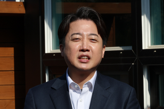 이준석 개혁신당 대표가 21일 오전 박정훈 전 해병대 수사단장의 3차 공판이 열린 서울 용산구 중앙지역군사법원 앞에서 박 전 수사단장과 면담 후 취재진의 질문에 답하고 있다. 연합뉴스