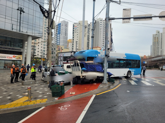 24일 오전 부산 부산진구 도로서 시내버스가 차량 3대를 들이받고 인도를 침범했다. 부산경찰청 제공