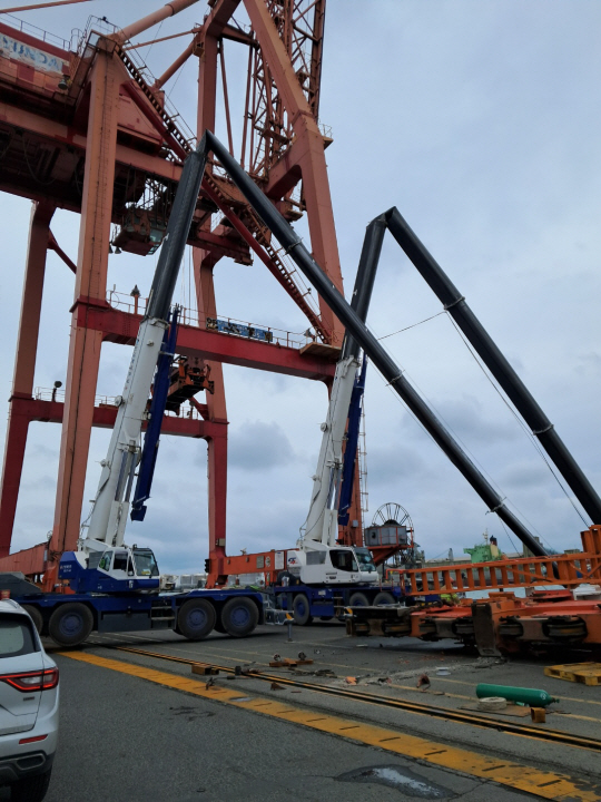 24일 울산 온산항내 정일부두에서 작업중이던 고소 작업차량이 무너진 대형 크레인에 맞아 파손돼 있다. 울산시소방본부 제공