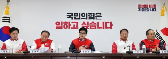 한동훈 국민의힘 비상대책위원장이 24일 오전 서울 영등포구 중앙당사에서 열린 중앙선거대책위원회의에 참석해 발언을 하고 있다. 뉴시스