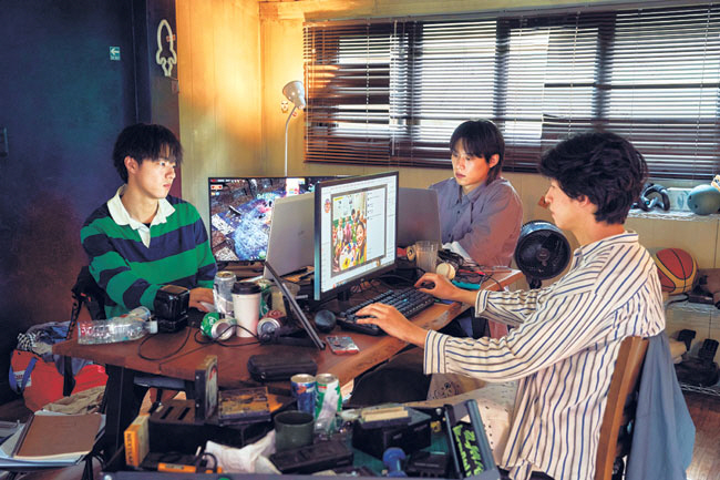 영화 ‘댓글부대’는 질문으로 시작해 질문으로 끝난다. 안국진 감독은 지난 22일 인터뷰에서 “영화 본 후 인터넷으로 찾아보는 게 요즘 영화를 소비하는 방식”이라며 “영화가 끝나도, 끝나지 않고 소비되고 싶었다”고 말했다. 에이스메이커무비웍스 제공