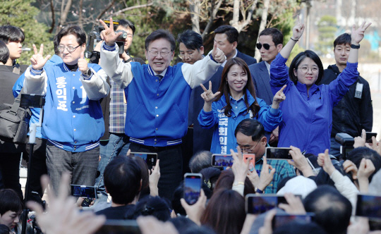 이재명(왼쪽 두 번째) 더불어민주당 이재명 대표가 24일 서울 서초구 서울고속버스터미널 앞 광장에서 홍익표 서초을 후보, 김한나 서초갑 후보, 용혜인 더불어민주연합 용혜인 공동상임선대위원장과 함께 인사를 하고 있다. 연합뉴스