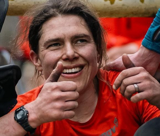 바클리 마라톤 첫 여성 완주자인 재스민 패리스가 결승선을 통과한 후 웃어보이고 있다. @howiesternphoto 인스타그램