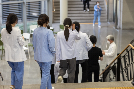 의대 교수들이 당초 밝혔던 대로 무더기로 사직서를 제출할 것으로 예상되는 25일 오전 서울의 한 상급병원에서 의료진이 이동하고 있다. 연합뉴스