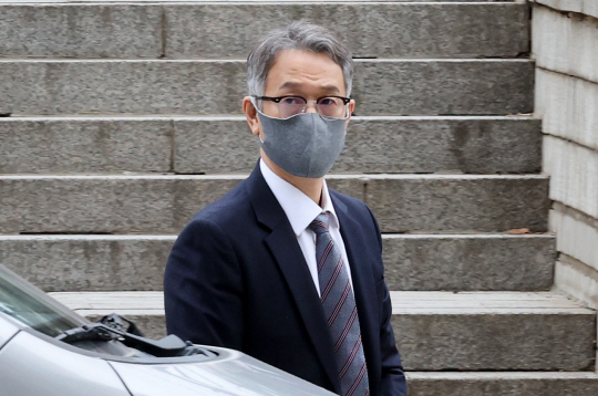 협력업체로부터 부정한 청탁을 받고 8억 원대 금품을 수수한 혐의를 받는 서정식 전 현대오토에버 대표가 25일 오전 서울 서초구 서울중앙지법에서 열린 구속영장실질심사에 출석하고 있다. 뉴시스