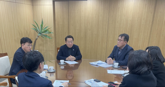 유정복(가운데) 인천시장이 지난 20일 인천시청에서 제1당뇨병환자 가족들을 만나 애로사항을 듣고 있다. 인천시청 제공