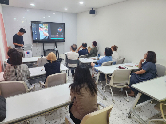 서울 중랑구 주민들이 영상을 시청하고 있다. 중랑구청 제공