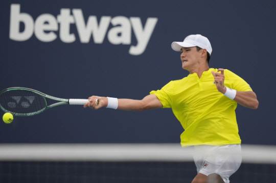 권순우가 25일(한국시간) 미국 플로리다주 마이애미에서 열린 ATP투어 마이애미오픈 단식 2회전에서 공을 리턴하고 있다. AP 뉴시스