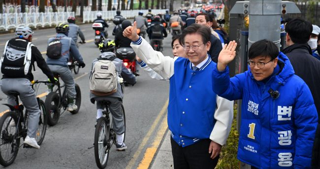 25일 오전 경남 거제시를 방문한 이재명(오른쪽 두 번째) 더불어민주당 대표가 거제시 선거구에 출마한 민주당 변광용 후보와 함께 삼성중공업 앞에서 출근하는 근로자들에게 인사하고 있다.  곽성호 기자