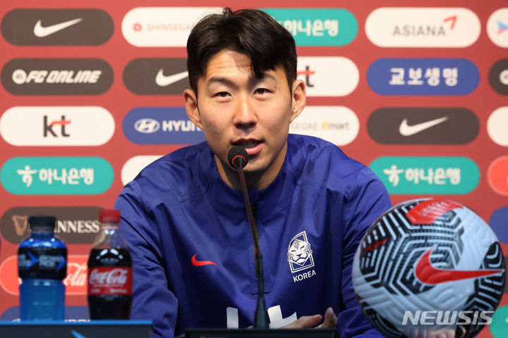 [서울=뉴시스] 손흥민이 20일 오후 서울 마포구 서울월드컵경기장에서 열린 2026 FIFA 북중미 월드컵 2차예선 태국과의 경기 전 공식 기자회견에서 발언하고 있다. 2024.03.20.