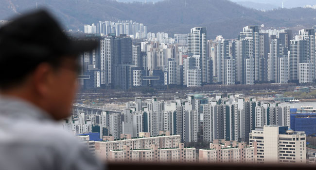 지난 25일 서울 중구 남산에서 바라본 도심 아파트 모습. 뉴시스