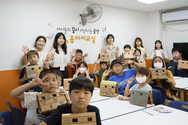 KCC글라스 임직원과 홈뮤즈드가 홈씨씨교실 이용 아동을 대상으로 교육 프로그램을 진행하고 있다. KCC글라스 제공