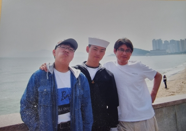 지난 2010년 ‘천안함 피격사건’으로 전사한 고 박정훈(가운데) 병장이 2009년 휴가를 나와 부산에서 아버지 박대석(오른쪽)·동생 박동주 씨와 함께 찍은 사진. 박대석 씨 제공