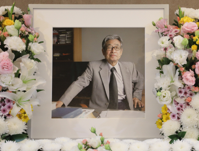 지난 2018년 서울대병원 장례식장에 마련된 고 김윤식 교수 빈소의 영정 사진.  연합뉴스