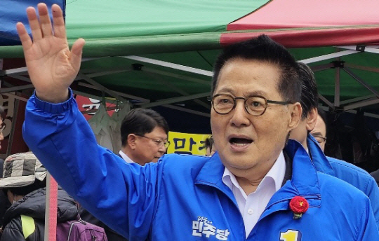 박지원 더불어민주당 전남 해남·완도·진도 후보가 25일 오전 완도읍 전통시장을 찾아 상인과 주민들에게 인사를 하고 있다. 박지원 선거사무실 제공