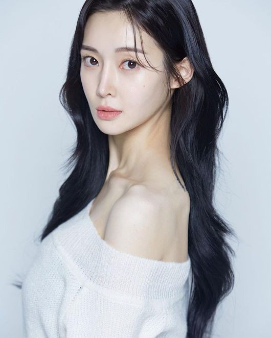 티아라 출신 가수 아름.