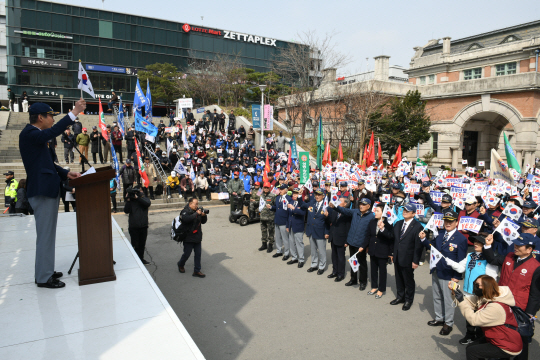 신상태(왼쪽) 대한민국재향군인회 회장이 27일 오전 서울역 광장에서 열린 총력안보 결의대회에서 "총력안보만이 대한민국이 살길"이라며 구호를 외치고 있다. 대한민국재향군인회 제공