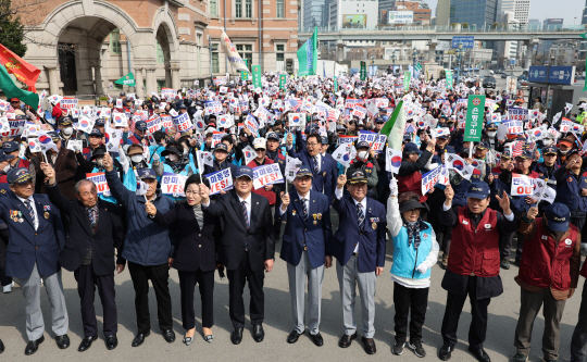 대한민국재향군인회 및 향군 서울시회 관계자들이 27일 오전 서울역 광장에서 열린 ‘북한 도발 행위 규탄, 시민 안보의식 확산, 총력안보 결의대회’에서 구호를 외치고 있다. 뉴시스 제공