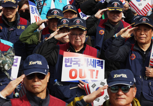 대한민국재향군인회 및 향군 서울시회 관계자들이 27일 오전 서울역 광장에서 열린 ‘북한 도발 행위 규탄, 시민 안보의식 확산, 총력안보 결의대회’에서 국민의례를 하고 있다. 뉴시스 제공