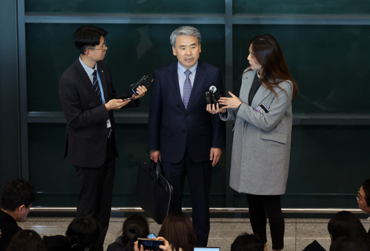 이종섭(가운데) 주호주대사가 지난 21일 오전 인천국제공항 제1여객터미널을 통해 귀국해 취재진 질문에 답하고 있다. 뉴시스