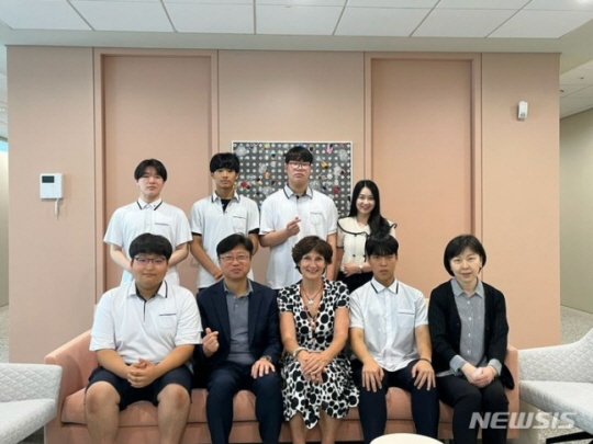 경기 수원 삼일공업고등학교 유엔 참천국 글로벌 아카데미 국제교류 서포터즈 STHS 1기 학생들이 2023년 6월 호국보훈의 달을 맞아 주한 네덜란드 대사관을 찾아 뜻깊은 시간을 보냈다. 삼일공업고등학교 제공