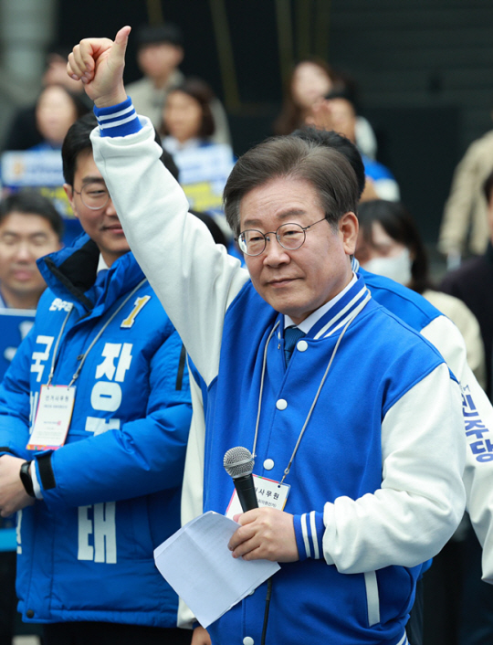 이재명 더불어민주당 대표가 4.10 총선 공식 선거운동 첫날인 28일 서울 용산구 용산역 광장에서 열린 정권심판·국민승리 선대위 출정식에서 엄지척을 하고 있다. 뉴시스