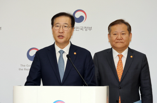 박성재(왼쪽) 법무부 장관과 이상민 행정안전부 장관이 28일 정부세종청사에서 제22대 국회의원선거 대국민 담화문을 발표하고 있다. 뉴시스
