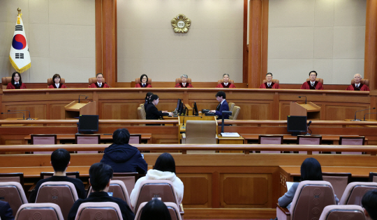 헌법재판관들이 28일 오후 서울 종로구 헌법재판소에서 사건 선고를 위해 자리에 착석해 있다. 뉴시스