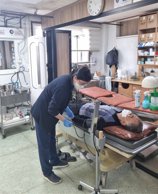 전남 도내 섬지역에서 환자를 돌보고 있는 간호사. 전남도청 제공