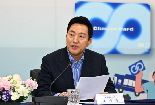 오세훈 서울시장이 지난 25일 서울 중구 서울시청에서 열린 ‘서울-고양 기후동행카드 사업참여 업무협약식’에 참석해 인사말하고 있다. 연합뉴스